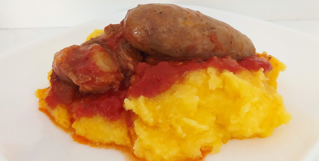 POLENTA CON SALSICCIA E COSTOLETTE DI MAIALE